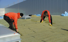 Bewährte Flachdachdämmplatte mit neuer Oberflächenhärte: Die neue ''Hardrock 040'' von Rockwool zeichnet sich durch eine Punktlast ≥ 1.000 N aus.